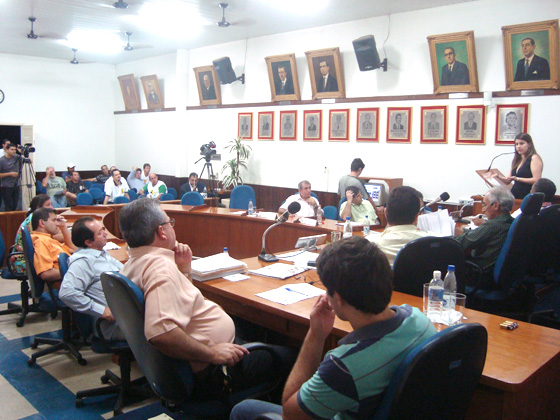 Na Tribuna Popular, Camila Orlandini fala a um público atento que a aplaude no final da explanação 